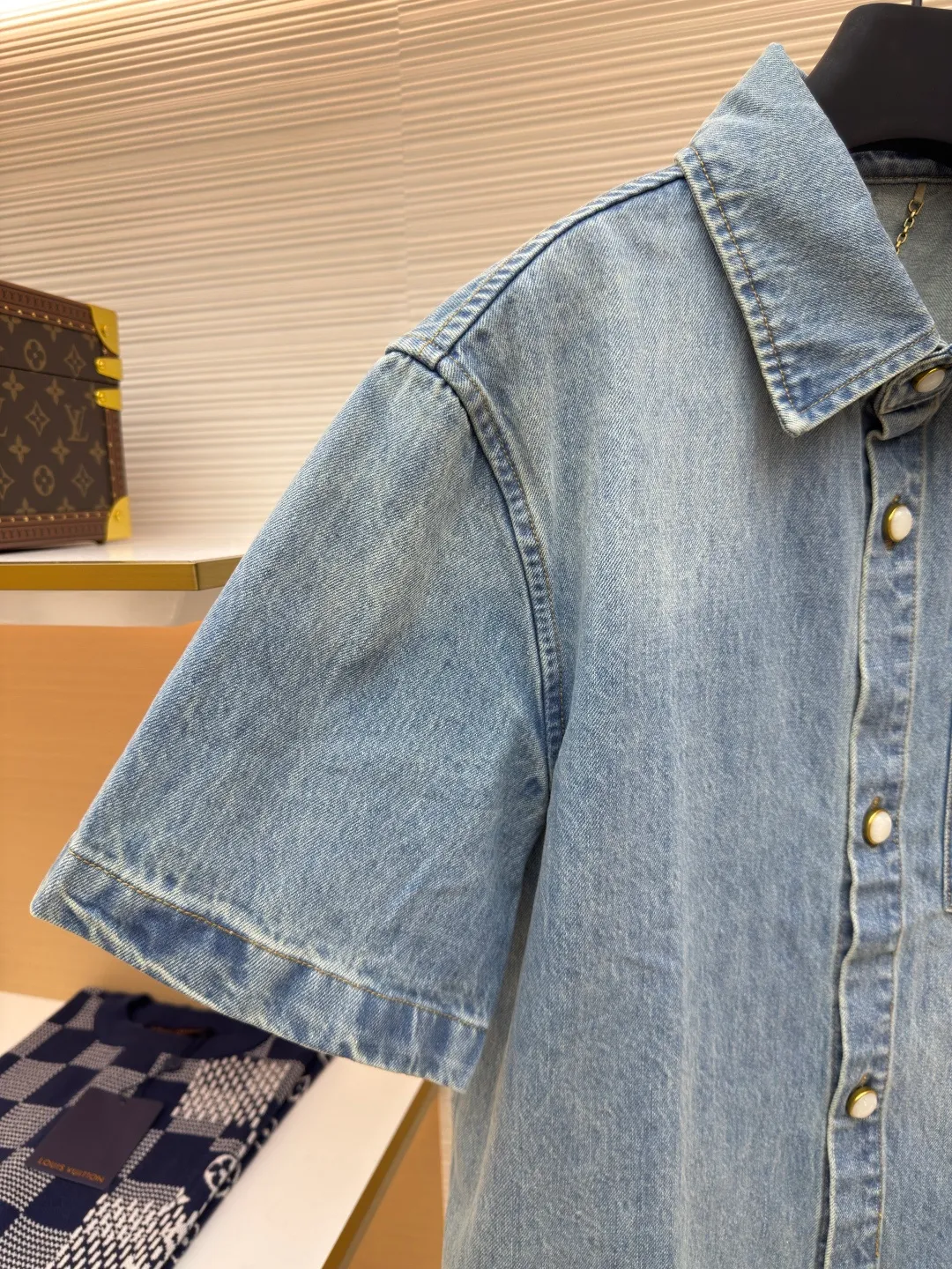LOUIS VUITTON logo denim short-sleeved jacket ●Authentic product: Purchased and developed for 10800 ●Item number: 1680175-B10 ●Fabric: Denim denim ●Technology: Heavy enzyme wash ●Version: Fitted version ●Size: S-ML-XL ●Weight: about 675g ●Description: The overall wiring is straight and delicate, the fabric is comfortable and soft, the color is consistent and there is no color difference Can be matched with the same style to create a fashionable look, suitable for various occasions, customized accessories, complete with three standards, same style for men and women